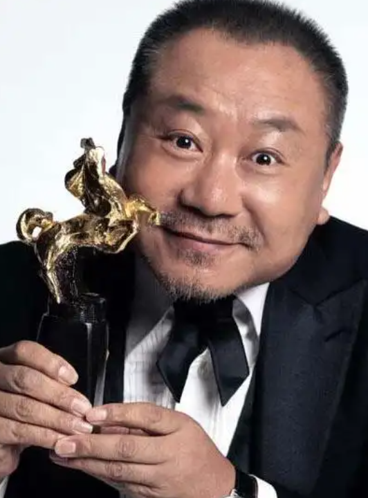 【人物志】范伟：从结巴少年到影帝，他凭什么逆天改命？