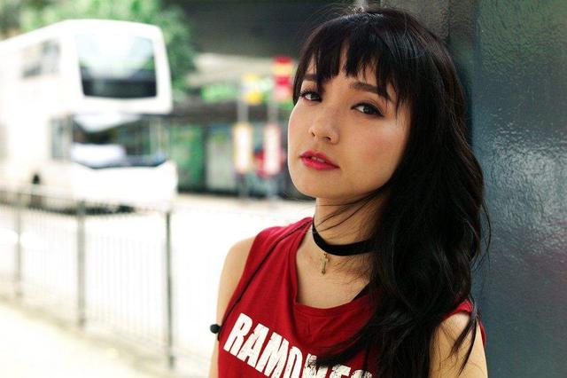 记得《幕后玩家》的DA姐黄山怡吗,一个因拍戏被遗忘的实力歌手