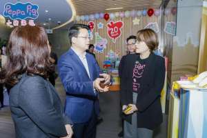 粉色小猪(这只火遍世界的粉红小猪，今年将带来这些重磅惊喜)