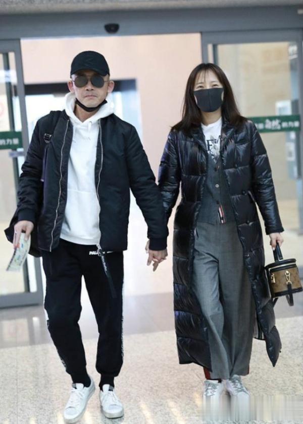 聂远携手妻子走红毯，“正宫娘娘”一袭粉裙太美艳，原来这么会穿