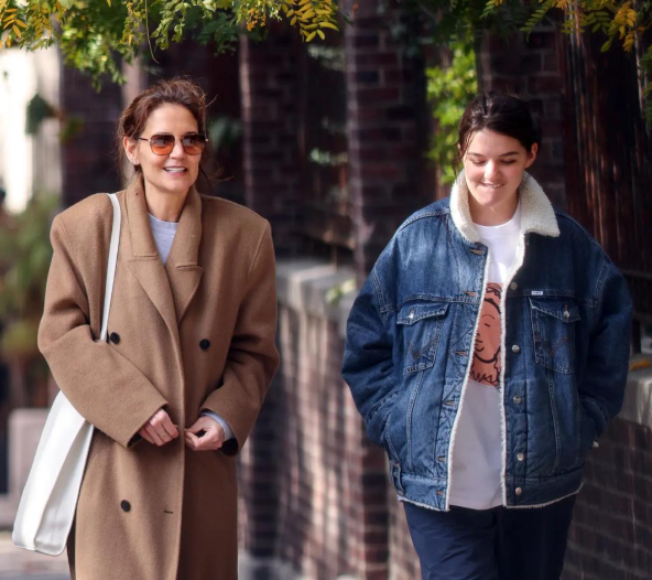 阿汤哥的女儿：18岁身高超过1.7米，长得越来越像母亲很漂亮