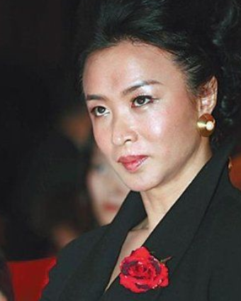 52岁金星重回男儿本色，全身男装素颜走街，网友感慨：太飒了