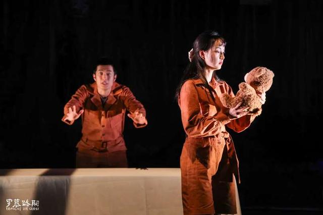 《罗慕路斯》首演：笑声中有严肃，荒诞中见哲思