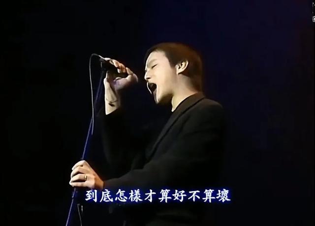 窦唯现状曝光：隐居阿那亚，秃顶头发花白索性剃光头，偶尔会演出