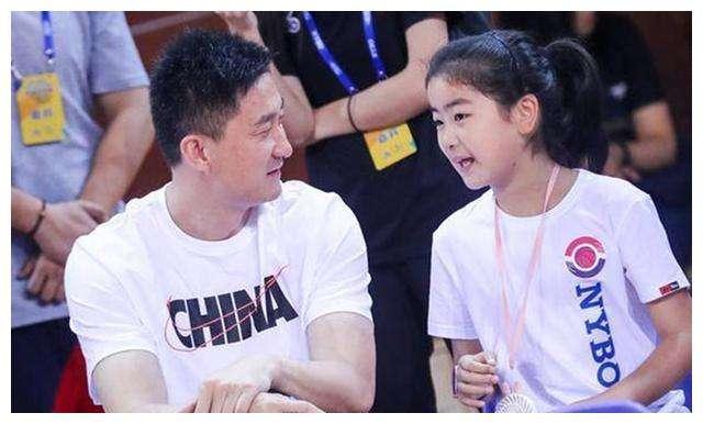 姚明女儿没有170？看站他身边168的范冰冰和172的撒贝宁就知道了