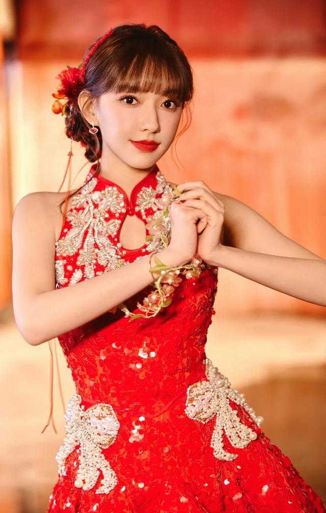 程潇与程晨新加坡旅行，背17万的包包好惬意，妹妹红头发凸嘴抢镜