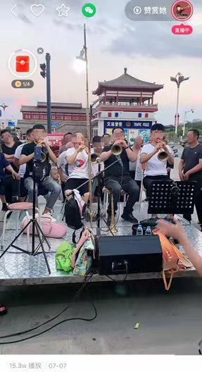 直播间里的“追梦人”:用手指作画的画家,吸引老铁传承唢呐文化