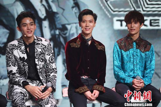 中国男子演唱组合威神V全体成员携《Take Off》帅气亮相南京