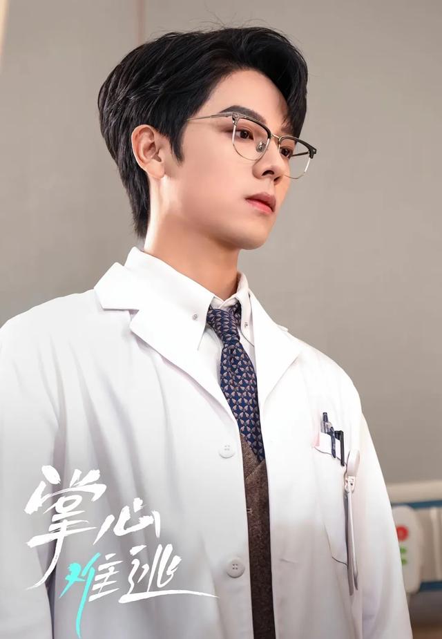 不搭韩雨彤，曾辉照样霸榜，最奶霸总、单眼皮男神，新剧。已上线