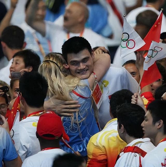 相比与劳伦，姚明选择叶莉才是明智的，但女儿的美国国籍惹争议