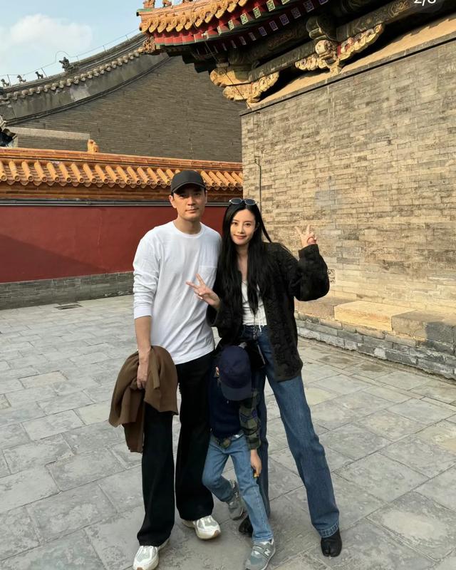 隋雨蒙李光洁享受浪漫二人世界,结婚5周年恩爱甜蜜,俩儿子好帅