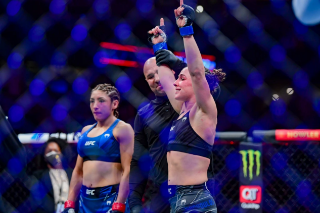 艳舞女郎杀进UFC凶悍绞杀对手！几周前还在脱衣舞俱乐部工作