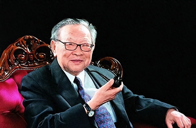 给宝剑起名字只服梁羽生，梁羽生笔下的十大名剑，金庸也写不出来