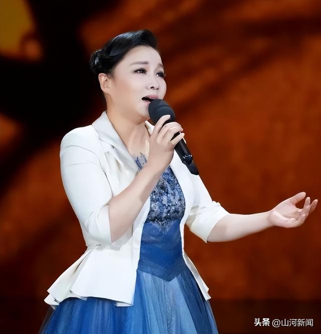她是军旅歌唱家，身材丰满被称“中年杀手”，今转身成北电教授！