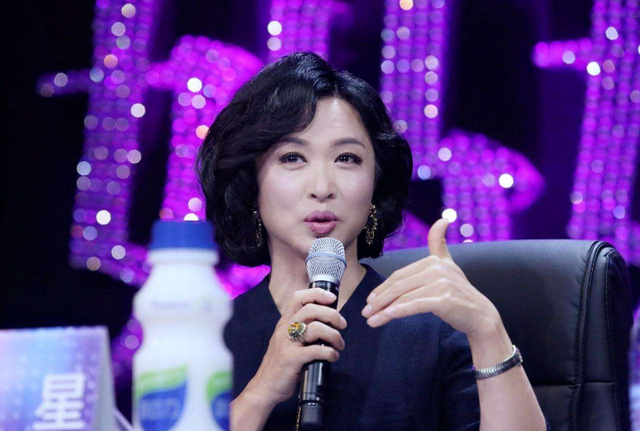 52岁金星重回男儿本色，全身男装素颜走街，网友感慨：太飒了