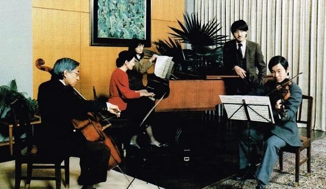 文仁亲王：身高175野心勃勃，41岁生子成皇嗣，喊话哥哥早点退位