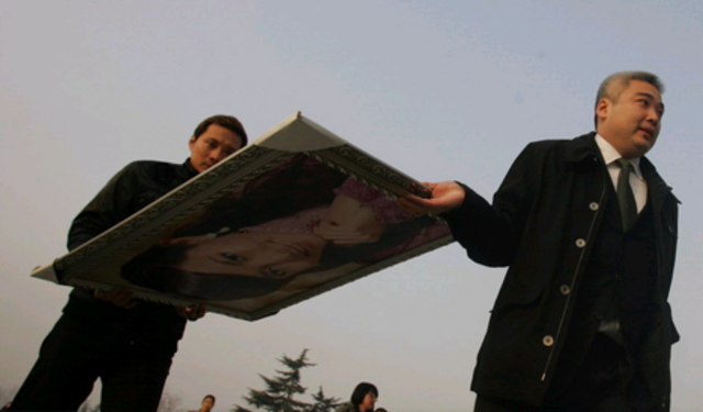 2009年李钰去世，男友汪雨为她扫墓十多年，她凭什么赢了赵薇张敏