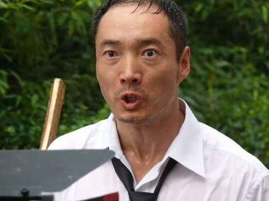 他是曾黎前男友,被韩国美女倒追,从机修工到影帝的他有何魅力?