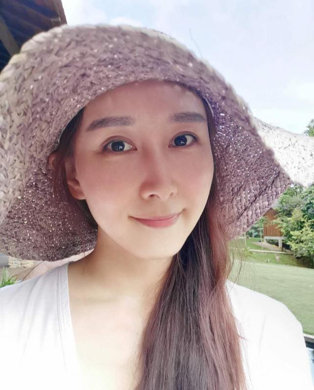 嫁给名门后裔,却不做豪门金丝雀,42岁胡静被朱兆祥宠溺至深