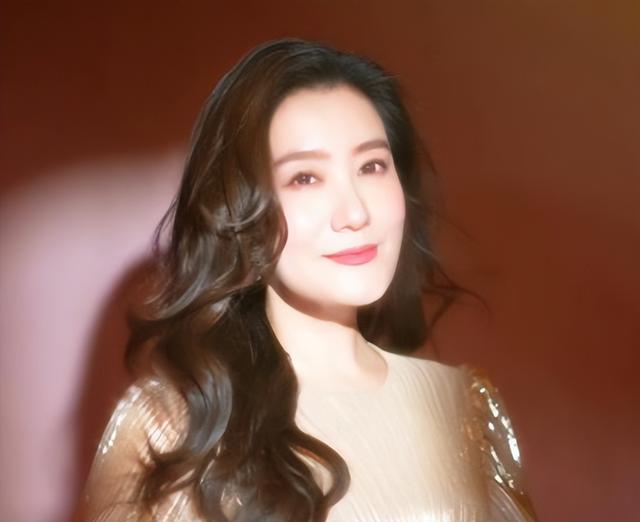 12次登上春晚，6次献唱奥运，嫁给院士邓中翰的谭晶如今怎样了？