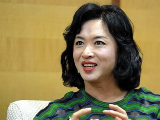 52岁金星重回男儿本色，全身男装素颜走街，网友感慨：太飒了