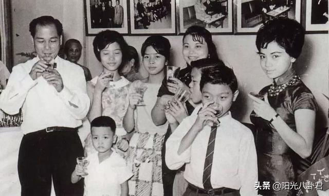 张国荣20岁出道，首次参加比赛照罕见曝光，6岁莫文蔚上台献花