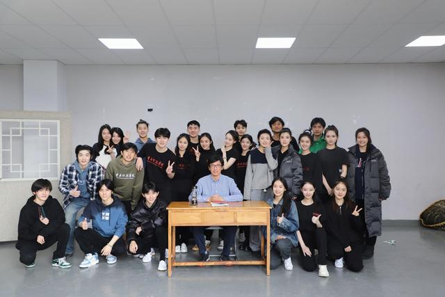 从时团少年到中戏学生：演《原野》《日出》的马嘉祺与宋亚轩