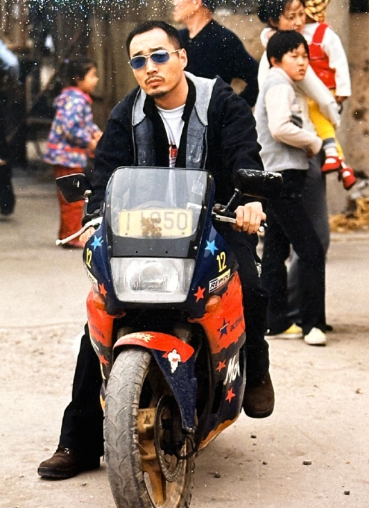 他是曾黎前男友,被韩国美女倒追,从机修工到影帝的他有何魅力?