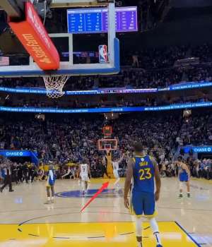 献胸(里夫斯双手指天霸气十足：湖人连发3推为他喝彩 创纪录詹皇献撞胸)