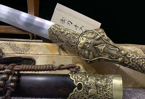 给宝剑起名字只服梁羽生，梁羽生笔下的十大名剑，金庸也写不出来