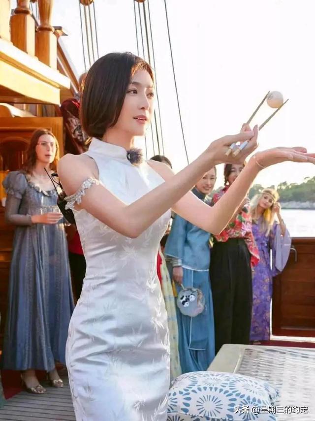 45岁秦岚后台打麻将被偷拍，穿抹胸裙大秀身材，傲人上围不减当年