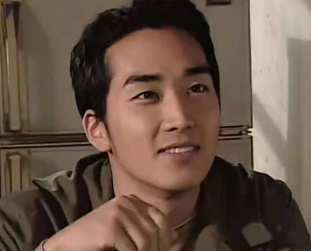 《蓝色生死恋》尹俊熙,和《致青春》林静,是同一类“情圣”