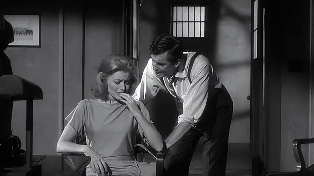 电影《裸吻》：以黑暗的氛围、紧凑的剧情以及惊悚动作场面而闻名