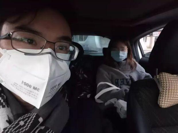 逆行英雄!即使倒下,请允许我保持爱你的姿势