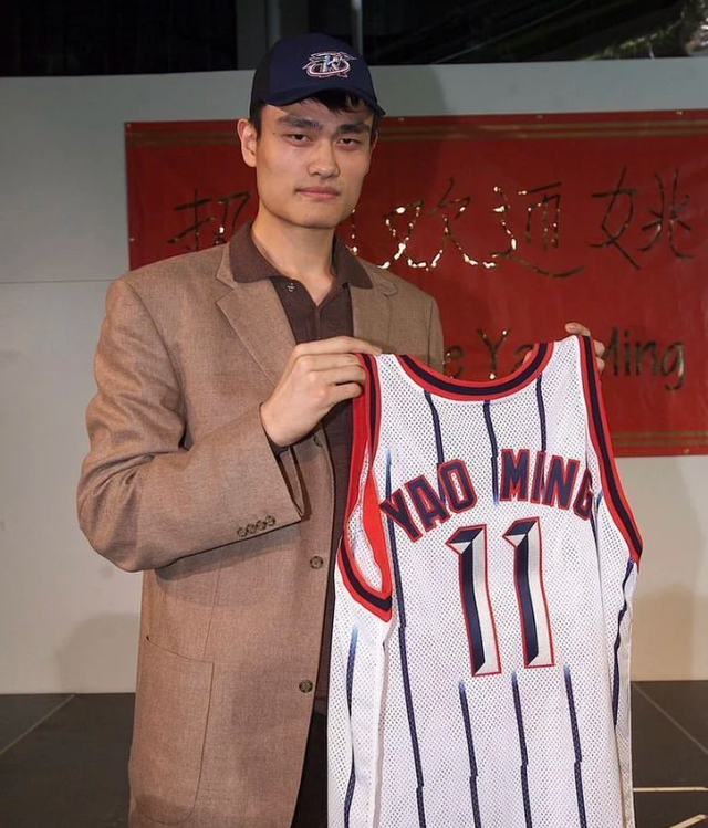 相比与劳伦，姚明选择叶莉才是明智的，但女儿的美国国籍惹争议