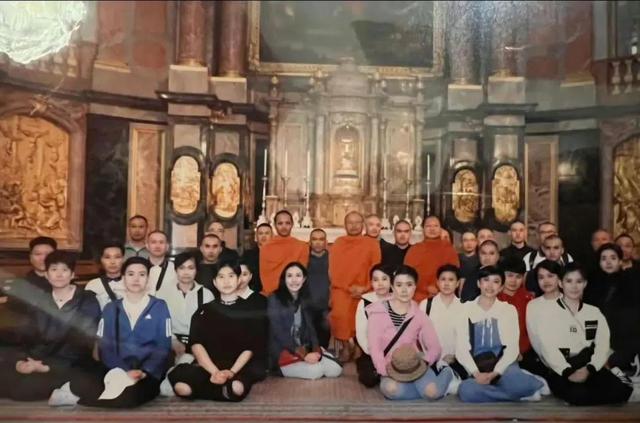 诗妮娜贵妃偷摸生子，有儿有女儿子七岁，生日放一家4口漫画示威