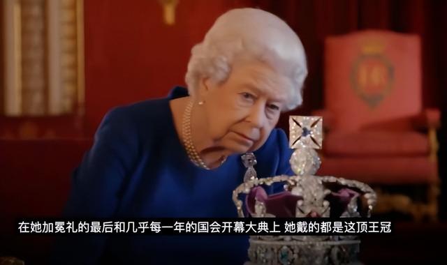 别低头，王冠会掉！18年女王吐槽1.28公斤的帝国王冠：会压断脖子