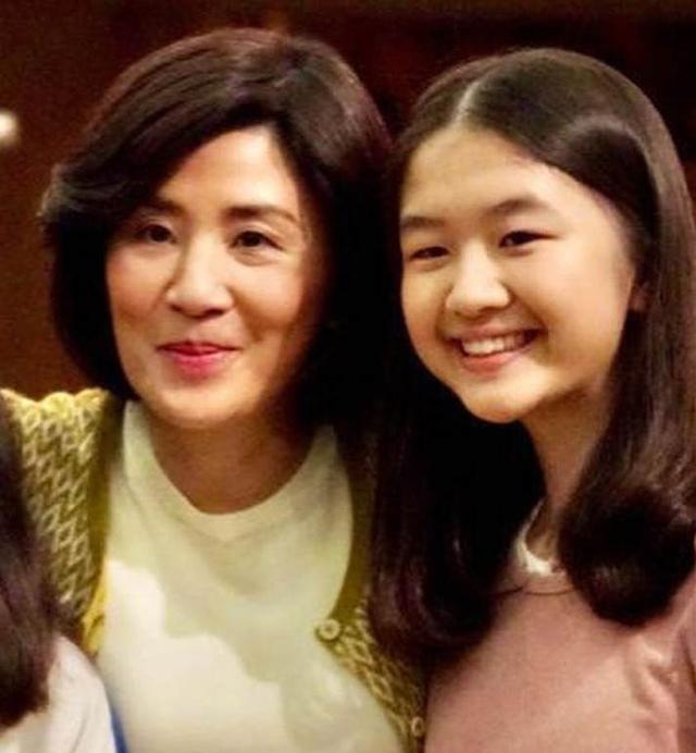 吴君如罕晒家庭照,女儿太像老爸陈可辛,侄女身材高挑想入行发展