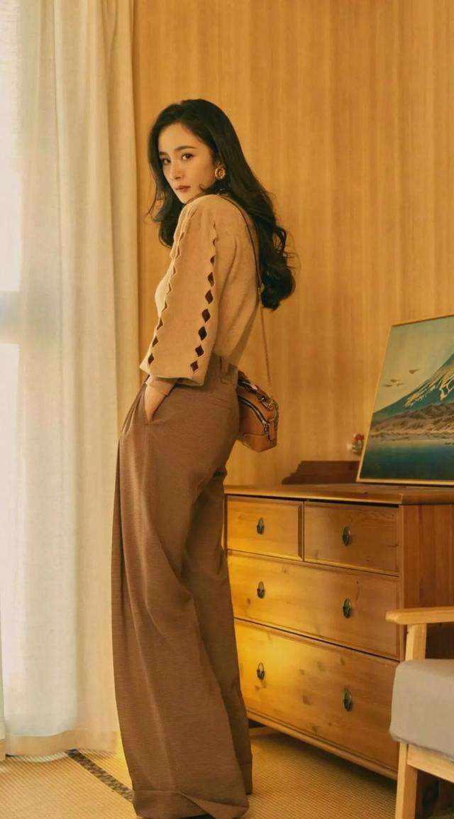 暖白皮穿什么颜色好看？以杨幂为例，解析春季型人的用色规律