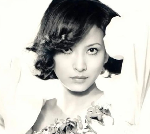 18岁当汤臣总裁:身价千亿颜值爆表,和王思聪有“天壤之别”