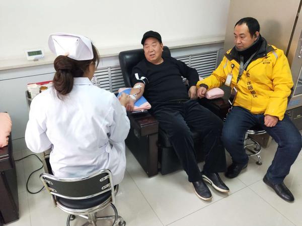 全城紧急征集“熊猫血”！洛阳父子“熊猫侠”上演“生死速递”