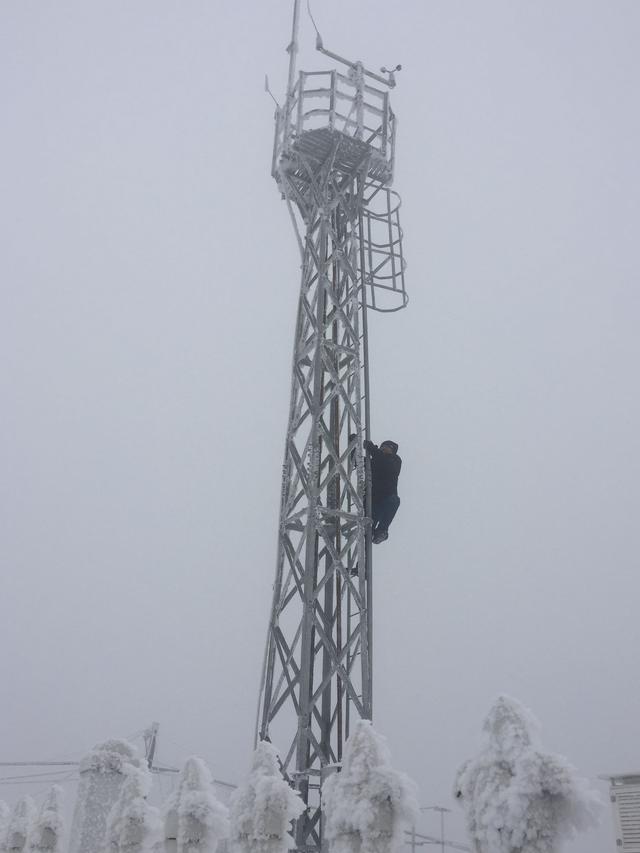 「风雪中的气象工作者」当气象设备冻成冰雕……