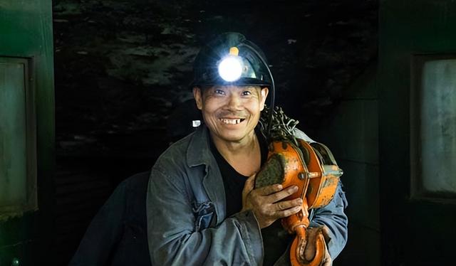 2002年矿王瞒报81人矿难获刑20年,却只住了4年出狱,继续当富豪