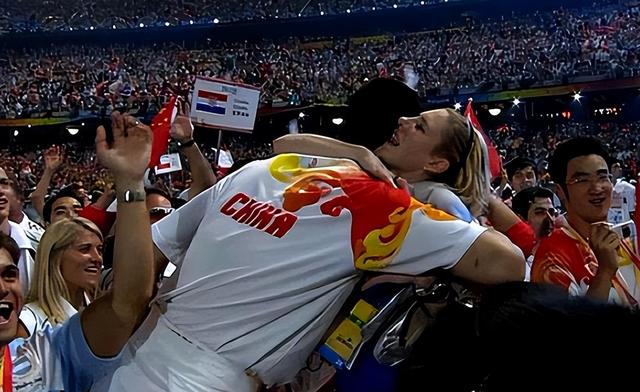 相比与劳伦，姚明选择叶莉才是明智的，但女儿的美国国籍惹争议