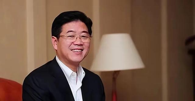 李亿龙“衣冠禽兽”行径曝光，家族式腐败成最强黑金帝国