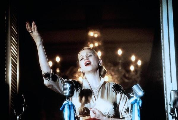 她的一生充满争议，却让整个阿根廷为她哭泣｜跟着电影去旅行