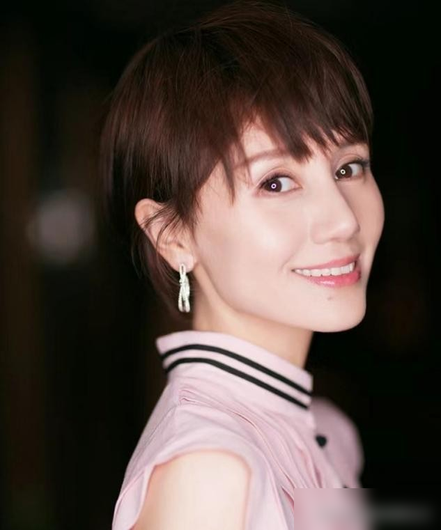 上了年纪的女人，尽量远离这3种“大妈发型”，看着显老还没气质