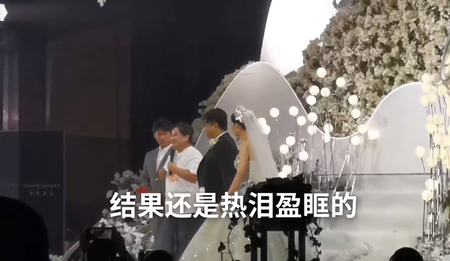 喜剧演员张泰维大婚！老板贾玲亲自到场证婚，泪洒台上送新人祝福