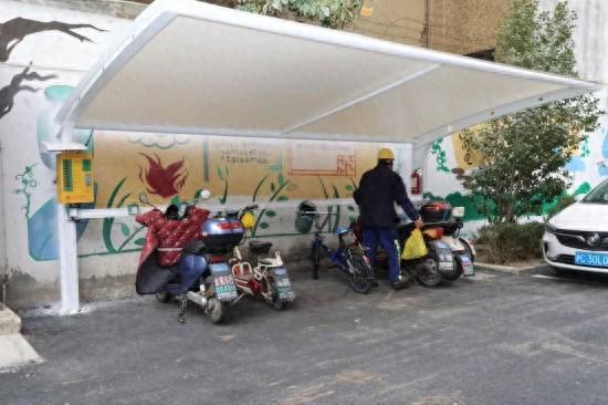 金山这里的居民竖起大拇指→