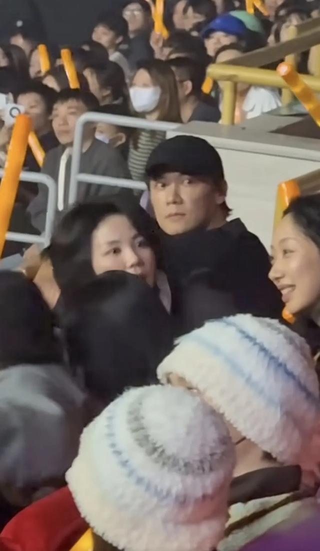 窦唯现状曝光：隐居阿那亚，秃顶头发花白索性剃光头，偶尔会演出